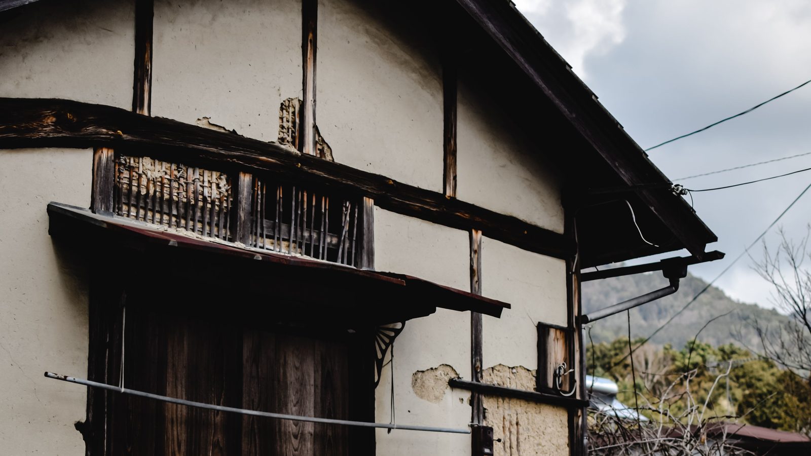 Bagian luar rumah kayu tua